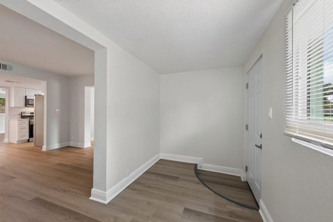 Villa ou maison à vendre à Largo, Floride: 2 chambres, 126.16 m2 № 2410584 - photo 4