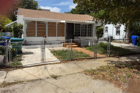 House in Miami, Florida 4 bedrooms, 208.47 sq.m. № 1946515 - photo 2