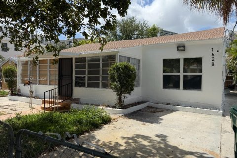 House in Miami, Florida 4 bedrooms, 208.47 sq.m. № 1946515 - photo 1