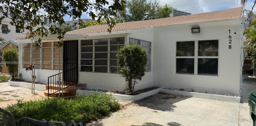 House in Miami, Florida 4 bedrooms, 208.47 sq.m. № 1946515