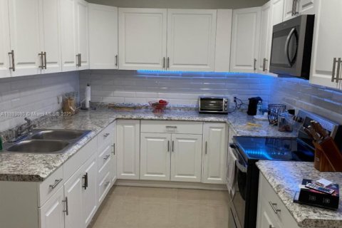 House in Miami, Florida 4 bedrooms, 208.47 sq.m. № 1946515 - photo 3