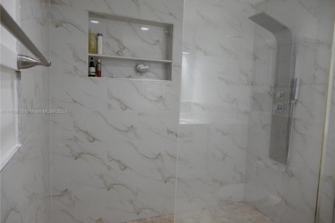 House in Cutler Bay, Florida 3 bedrooms, 144.46 sq.m. № 1956264 - photo 12