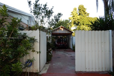 House in Cutler Bay, Florida 3 bedrooms, 144.46 sq.m. № 1956264 - photo 3