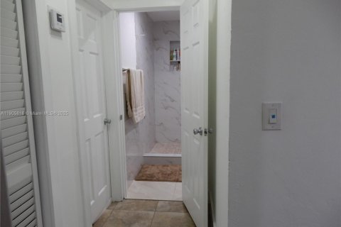 House in Cutler Bay, Florida 3 bedrooms, 144.46 sq.m. № 1956264 - photo 11