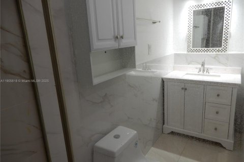 House in Cutler Bay, Florida 3 bedrooms, 144.46 sq.m. № 1956264 - photo 13