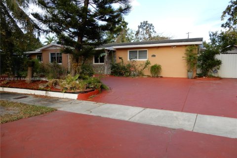 House in Cutler Bay, Florida 3 bedrooms, 144.46 sq.m. № 1956264 - photo 2