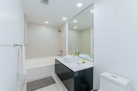 Condo in Miami, Florida, 2 bedrooms  № 1959651 - photo 15