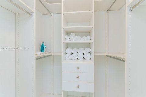 Condo in Miami, Florida, 2 bedrooms  № 1959651 - photo 16