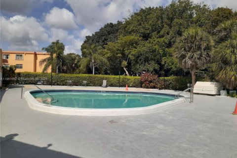 Condo in Deerfield Beach, Florida, 1 bedroom  № 1763755 - photo 12