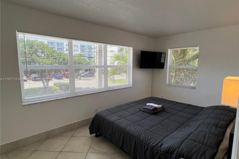 Condo in Lauderdale-by-the-Sea, Florida, 1 bedroom  № 1683567 - photo 9