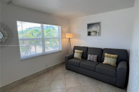 Condo in Lauderdale-by-the-Sea, Florida, 1 bedroom  № 1683567 - photo 11