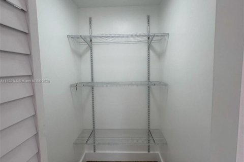 Immobilier commercial à louer à Hallandale Beach, Floride: 1 chambre, 215.63 m2 № 1780146 - photo 2