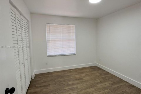 Immobilier commercial à louer à Hallandale Beach, Floride: 1 chambre, 215.63 m2 № 1780146 - photo 7