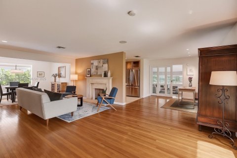 House in Coral Gables, Florida 3 bedrooms, 191.01 sq.m. № 1756009 - photo 3