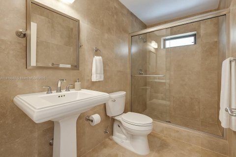 House in Coral Gables, Florida 3 bedrooms, 191.01 sq.m. № 1756009 - photo 18