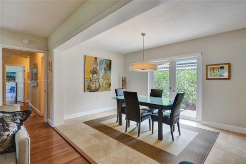 House in Coral Gables, Florida 3 bedrooms, 191.01 sq.m. № 1756009 - photo 9