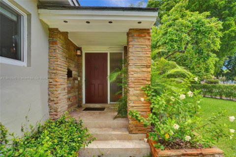 House in Coral Gables, Florida 3 bedrooms, 191.01 sq.m. № 1756009 - photo 2