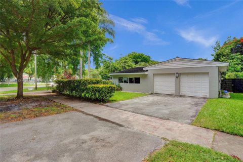 House in Coral Gables, Florida 3 bedrooms, 191.01 sq.m. № 1756009 - photo 22