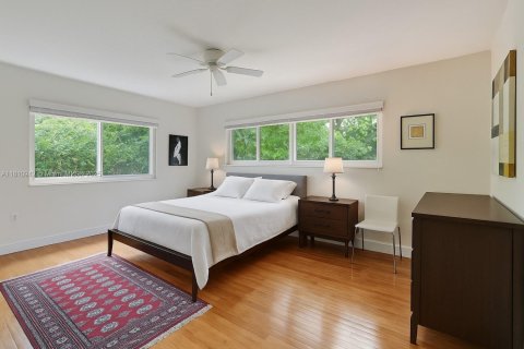 House in Coral Gables, Florida 3 bedrooms, 191.01 sq.m. № 1756009 - photo 13