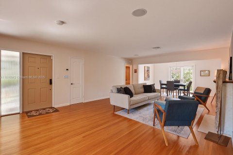 House in Coral Gables, Florida 3 bedrooms, 191.01 sq.m. № 1756009 - photo 4