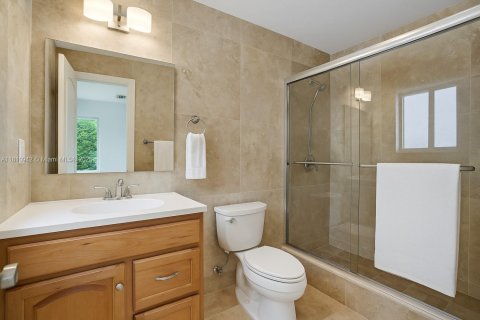 House in Coral Gables, Florida 3 bedrooms, 191.01 sq.m. № 1756009 - photo 15