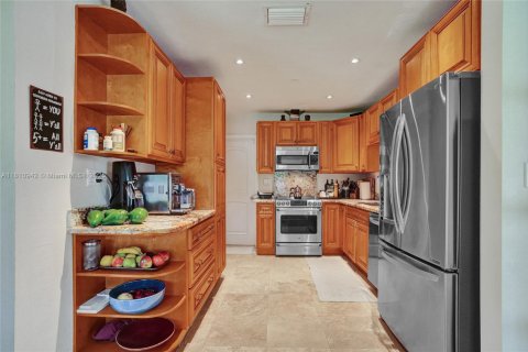 House in Coral Gables, Florida 3 bedrooms, 191.01 sq.m. № 1756009 - photo 6