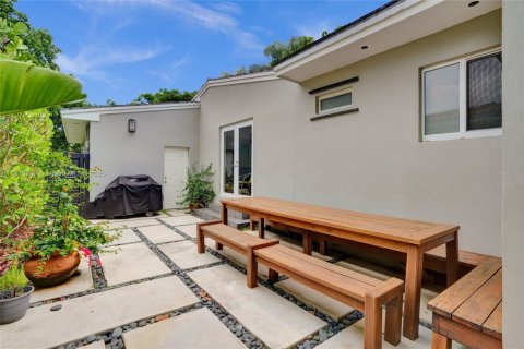 House in Coral Gables, Florida 3 bedrooms, 191.01 sq.m. № 1756009 - photo 12