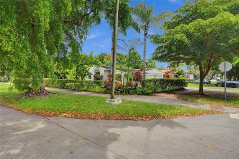 House in Coral Gables, Florida 3 bedrooms, 191.01 sq.m. № 1756009 - photo 21