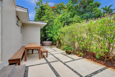 House in Coral Gables, Florida 3 bedrooms, 191.01 sq.m. № 1756009 - photo 11