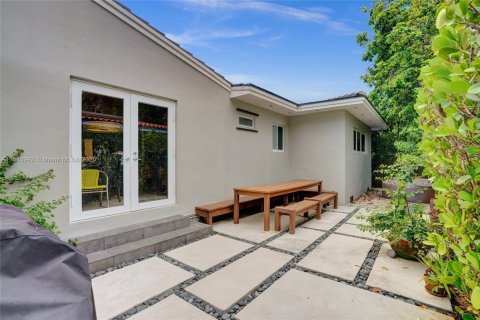House in Coral Gables, Florida 3 bedrooms, 191.01 sq.m. № 1756009 - photo 10