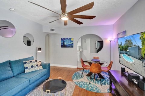 Apartamento en alquiler en Fort Lauderdale, Florida, 1 dormitorio, 92.44 m2 № 678811 - foto 1