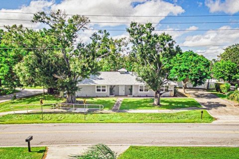 House in Port St. Lucie, Florida 3 bedrooms, 210.7 sq.m. № 2084130 - photo 4