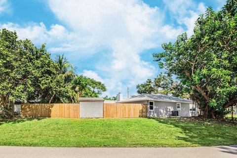 House in Port St. Lucie, Florida 3 bedrooms, 210.7 sq.m. № 2084130 - photo 11