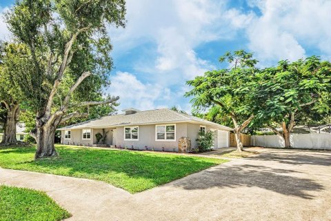 House in Port St. Lucie, Florida 3 bedrooms, 210.7 sq.m. № 2084130
