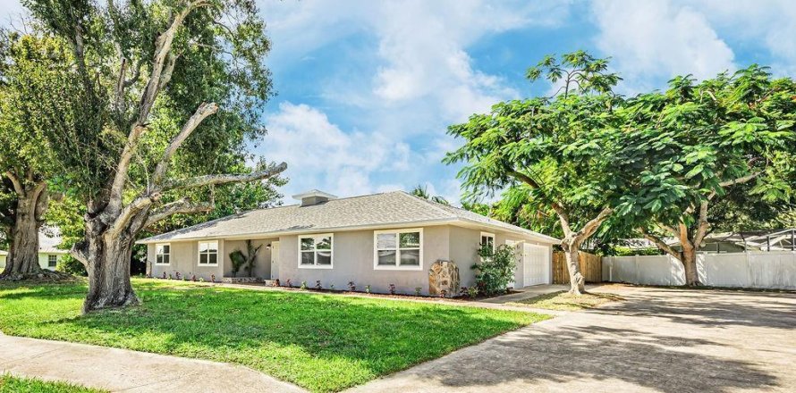 House in Port St. Lucie, Florida 3 bedrooms, 210.7 sq.m. № 2084130