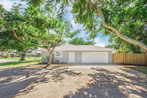 House in Port St. Lucie, Florida 3 bedrooms, 210.7 sq.m. № 2084130 - photo 12
