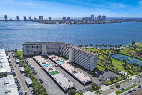 Condo in Lake Park, Florida, 2 bedrooms  № 1142482 - photo 1