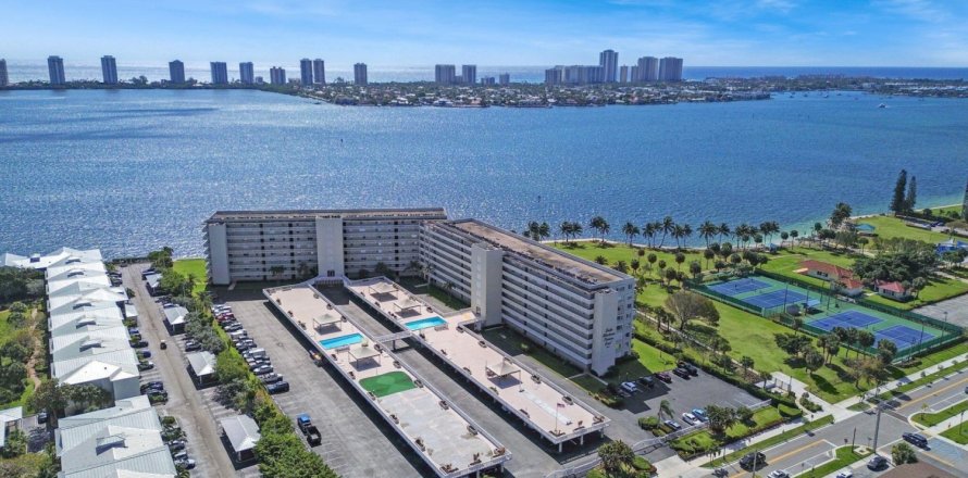 Condo in Lake Park, Florida, 2 bedrooms № 1142482