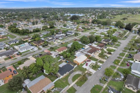 Villa ou maison à vendre à Miami Gardens, Floride: 4 chambres, 147.16 m2 № 1994717 - photo 30