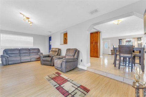 Villa ou maison à vendre à Miami Gardens, Floride: 4 chambres, 147.16 m2 № 1994717 - photo 10