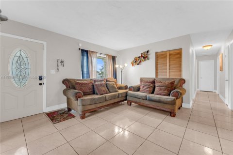 Villa ou maison à vendre à Miami Gardens, Floride: 4 chambres, 147.16 m2 № 1994717 - photo 12