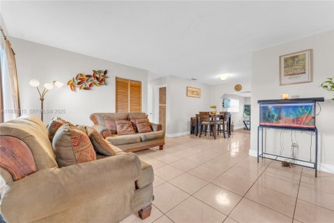 Villa ou maison à vendre à Miami Gardens, Floride: 4 chambres, 147.16 m2 № 1994717 - photo 13