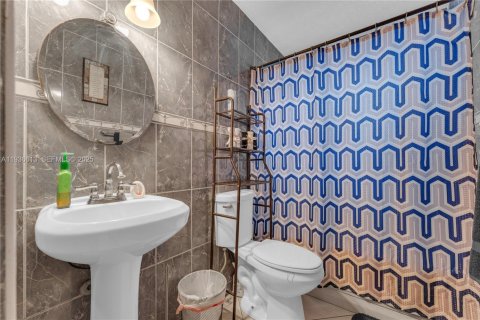 Villa ou maison à vendre à Miami Gardens, Floride: 4 chambres, 147.16 m2 № 1994717 - photo 15