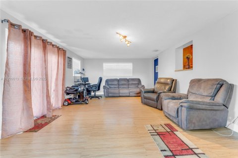 Villa ou maison à vendre à Miami Gardens, Floride: 4 chambres, 147.16 m2 № 1994717 - photo 9