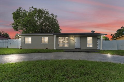 Дом в Майами-Гарденс, Флорида 4 спальни, 147.16м2 № 1994717