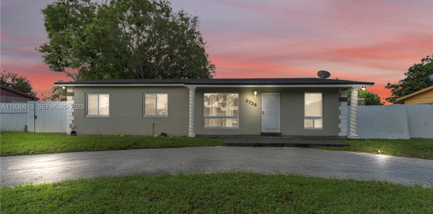 Villa ou maison à Miami Gardens, Floride 4 chambres, 147.16 m2 № 1994717