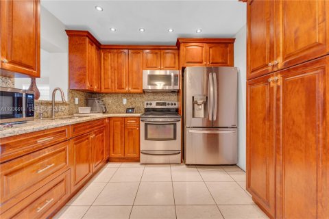 Villa ou maison à vendre à Miami Gardens, Floride: 4 chambres, 147.16 m2 № 1994717 - photo 3