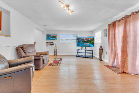 Villa ou maison à vendre à Miami Gardens, Floride: 4 chambres, 147.16 m2 № 1994717 - photo 8