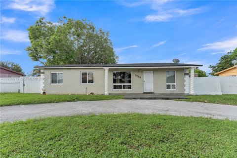 Villa ou maison à vendre à Miami Gardens, Floride: 4 chambres, 147.16 m2 № 1994717 - photo 2