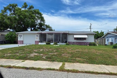 House in New Port Richey, Florida 2 bedrooms, 104.79 sq.m. № 1893731 - photo 1